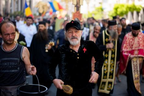 Cum s-a afișat soția lui Gigi Becali la sfințirea bisericii de aproape 10 milioane de euro. Imagini rare cu Luminița și fiica sa