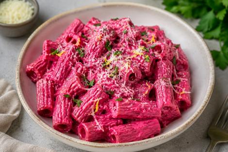 Paste cu sos cremos de sfeclă roșie și br&acirc;nză feta. Rețeta care transformă un ingredient simplu &icirc;ntr-un preparat spectaculos