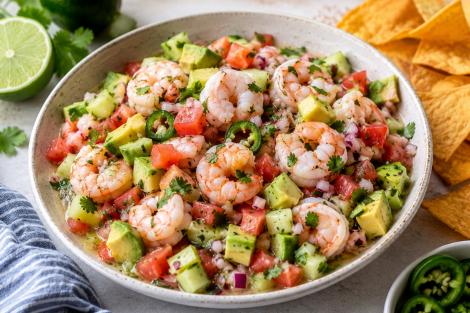 Ceviche mexican cu creveți, avocado și lime. Rețetă răcoritoare perfectă pentru zilele de vară