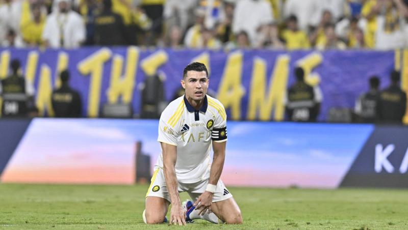 fotbalist pe teren pe un fundal deschis la culoare