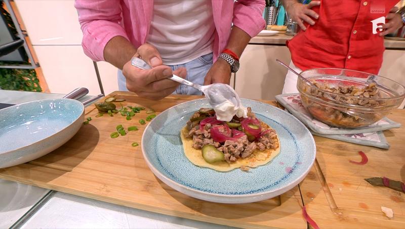 Rețeta de pulled pork pe blinis, pregătită de Chef Nicolai Tand. Descoperă un deliciu cu carne fragedă