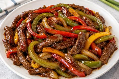 Pepper Steak. Rețetă cu mușchi de vită și ardei &icirc;n sos aromat, inspirată din bucătăria asiatică