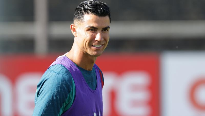 cristiano ronaldo pe teren pe un fundal deschis la culoare