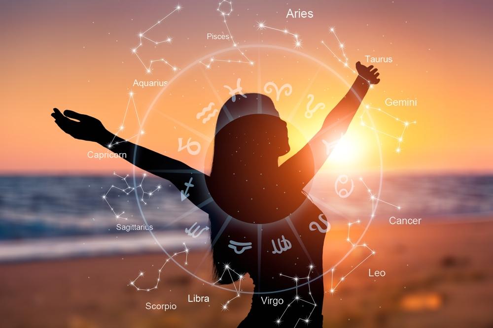 imagine cu o femeie la mare, la apus, si cercul celor 12 zodii