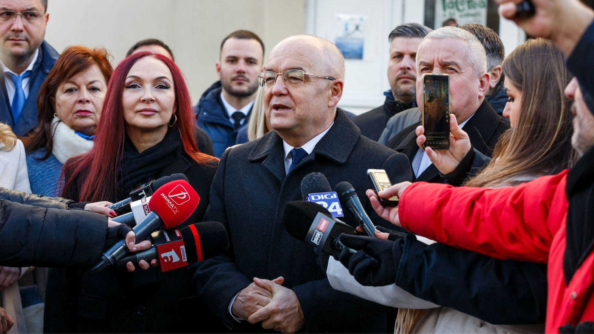 Cum arată soția lui Emil Boc. Oana Boc este lector universitar și atrage privirile cu fiecare apariție