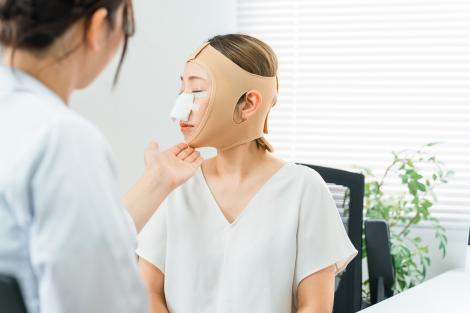 Cum arată o operatie de lifting facial pe laterale. Video-ul viral care a uimit internauții