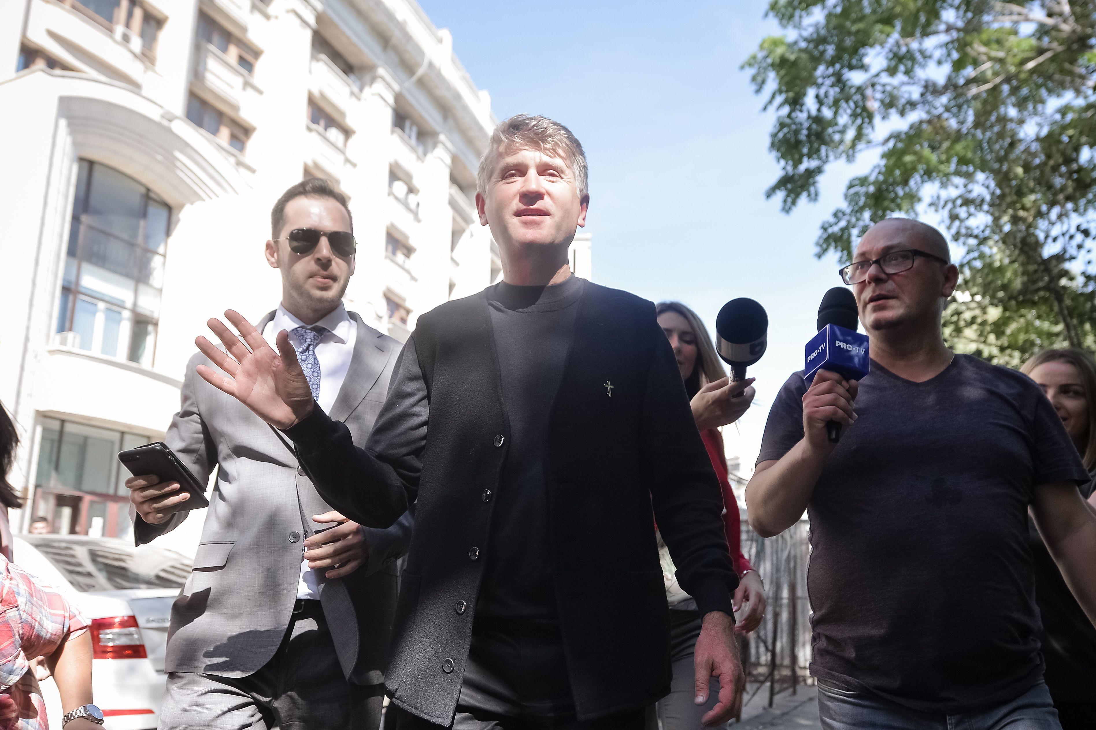 cristian pomohaci fotografiat de jurnalisti