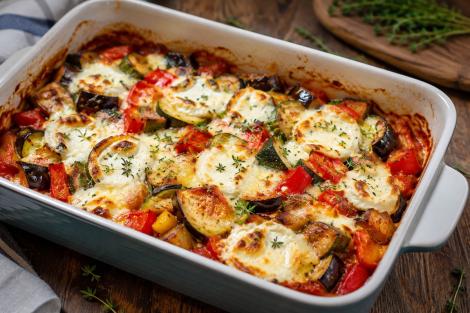 Ratatouille la cuptor cu br&acirc;nză de capră. Una dintre cele mai reprezentative m&acirc;ncăruri ale sudului Franței
