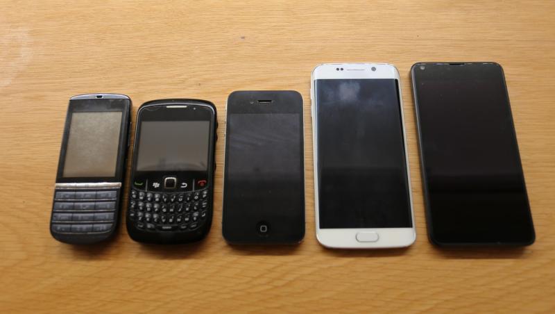 imagine cu telefoane vechi, vintage