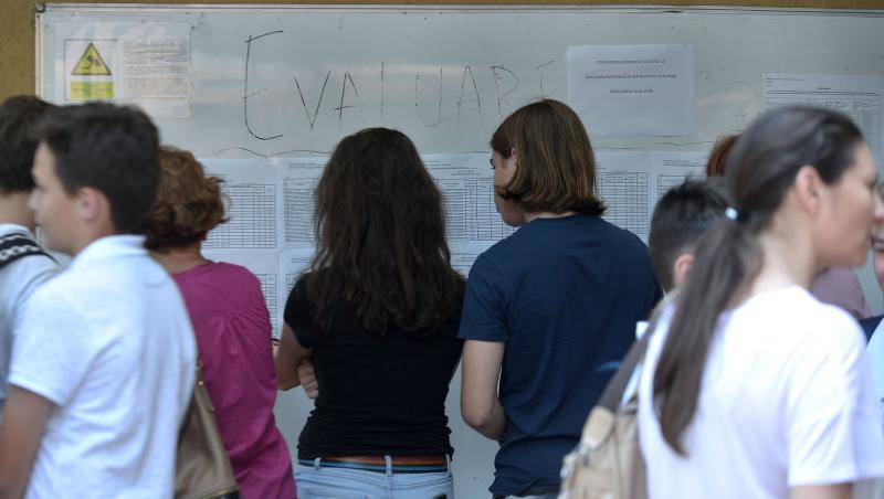 imagine cu elevi la examenul de bacalaureat