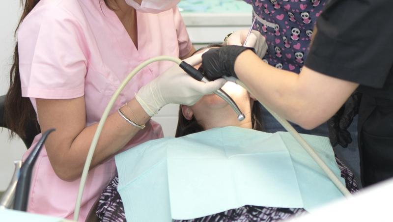 (P) Protocolul de implant dentar de la Atelierul de Zâmbete: etapele pe care le parcurge fiecare pacient din Sectorul 3, București
