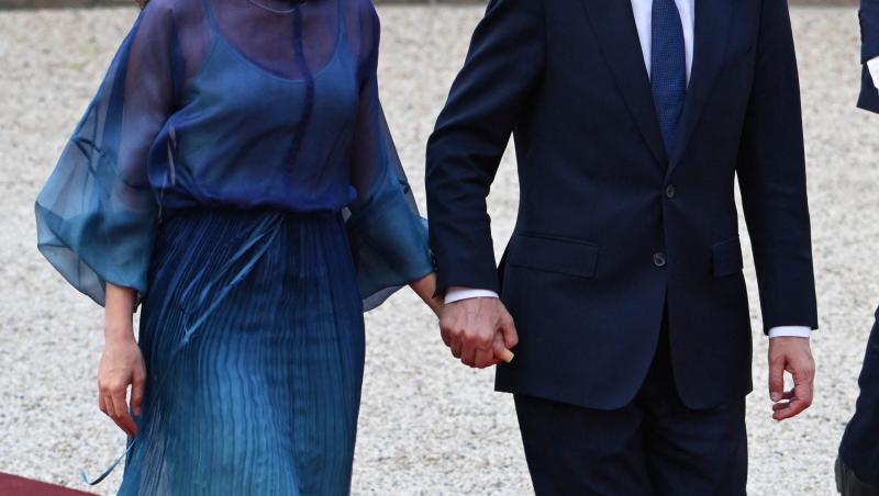 Partenera președintelui Nicușor Dan, apariție fără rezerve la Paris. Rochia transparentă aleasă la dineul lui Macron
