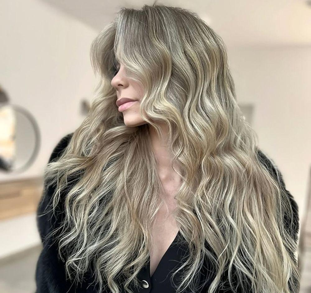 Șuvițele gri argintiu pe păr: alternativa modernă la blond pentru părul castaniu, negru, blond și alb
