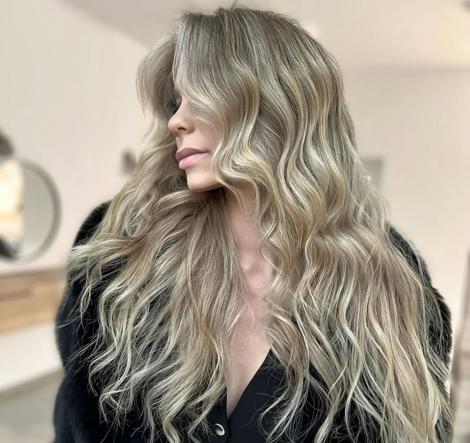 Șuvițele gri argintiu pe păr: alternativa modernă la blond pentru părul castaniu, negru, blond și alb
