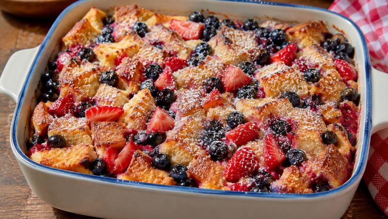 Această rețetă combină cuburi de p&acirc;ine pufoasă, ouă, lapte, cremă de br&acirc;nză și fructe proaspete &icirc;ntr-un desert cald