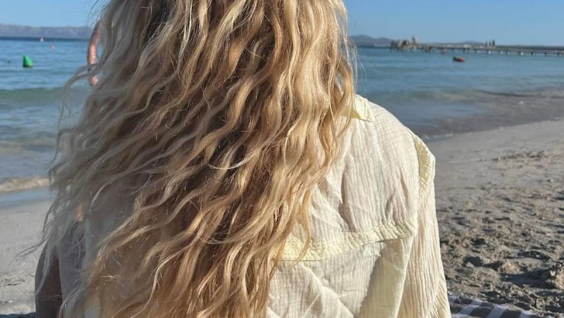 (P) Cum îți porți părul la plajă fără să renunți la stil? 5 coafuri recomandate de hairstyliști pentru zilele de vară