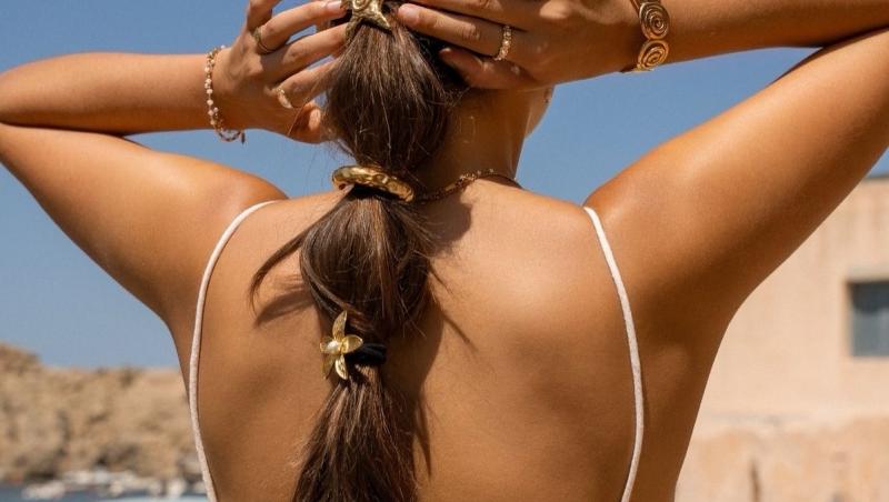 (P) Cum îți porți părul la plajă fără să renunți la stil? 5 coafuri recomandate de hairstyliști pentru zilele de vară