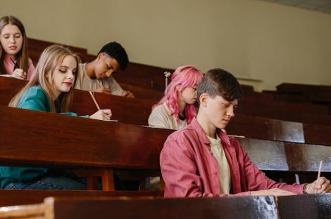 &bdquo;Bătaie&rdquo; pe locurile de la cea mai r&acirc;vnită facultate din Rom&acirc;nia. 10 candidați se luptă pentru un singur loc