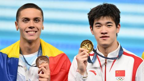 David Popovici l-a dus pe &icirc;notătorul chinez Pan Zhanle&nbsp;&icirc;n vizită la Castelul Peleș. Imagini inedite cu cei doi campioni la natație