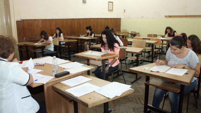 imagine cu elevi la examenul de bacalaureat