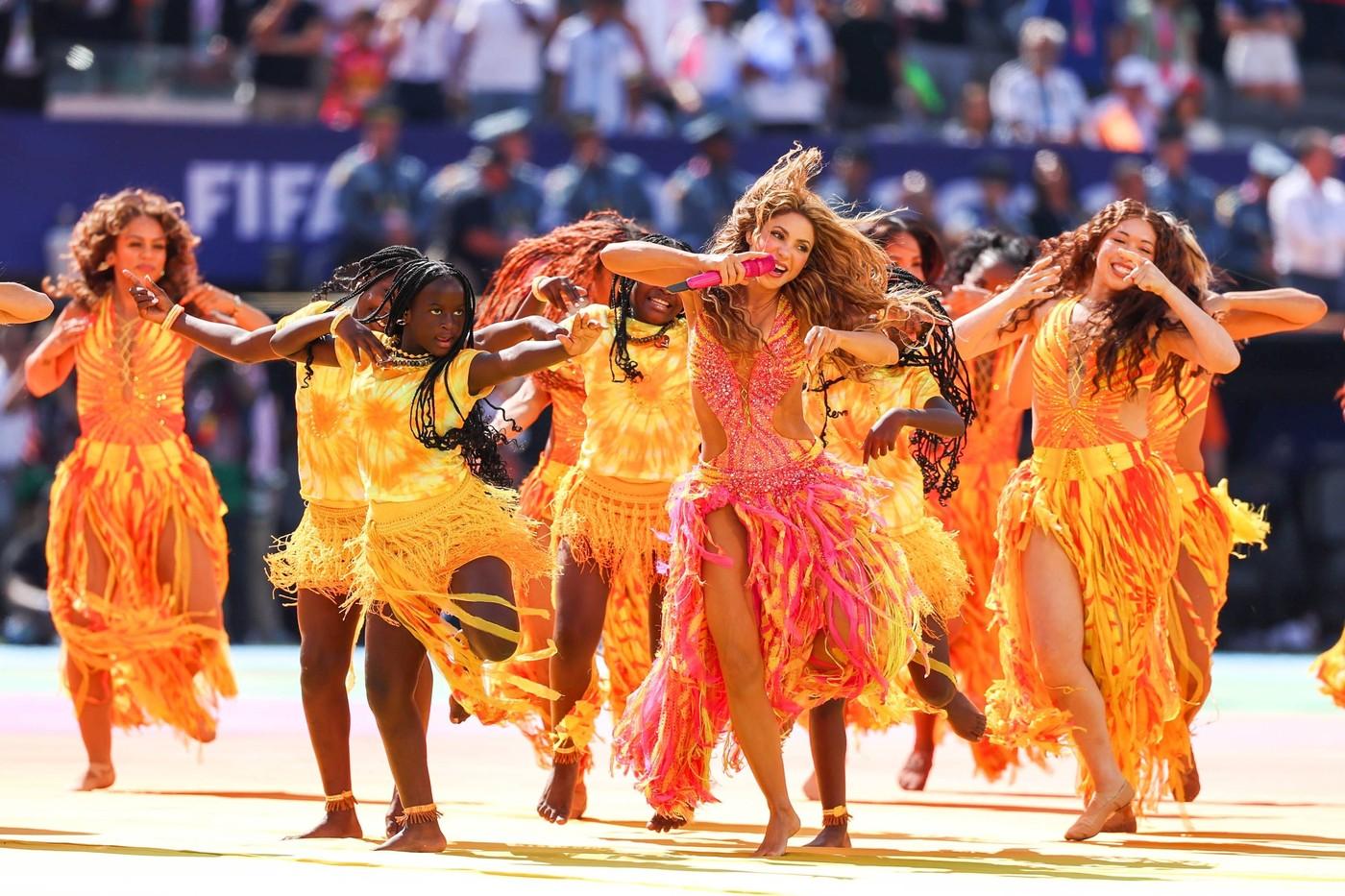 Cum a ajuns designerul rom&acirc;n Rafaela Pestrițu să creeze costumele purtate de Shakira și dansatorii săi la finala World Cup 2026