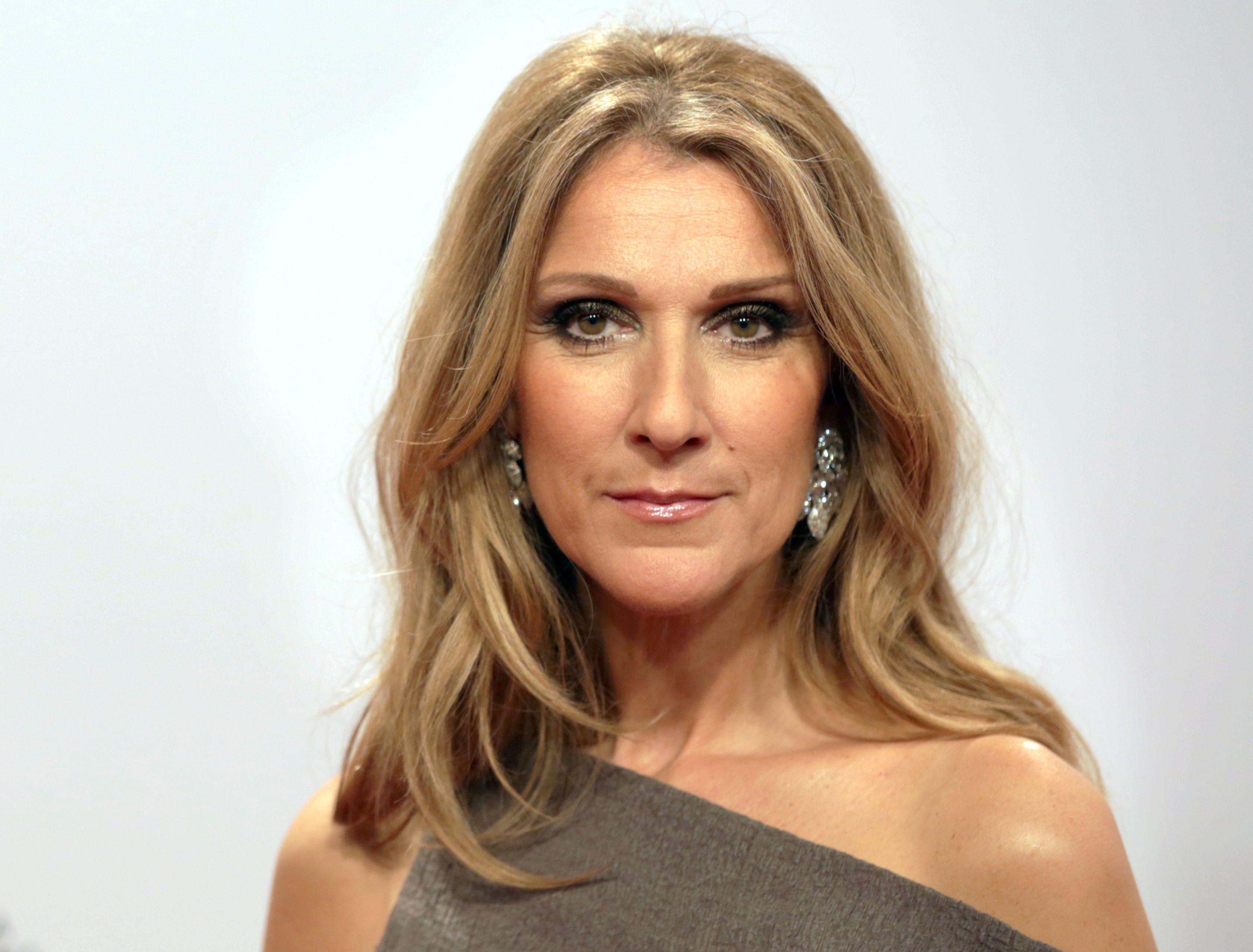 C&eacute;line Dion și-a expus picioarele &icirc;ntr-o rochie mini chiar &icirc;nainte de a intra pe scenă. Cum arată la 58 de ani