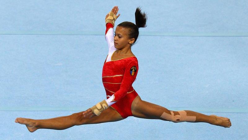 Diana Bulimar s-a lăsat fotografiată în costum de baie. Cum arată fosta gimnastă când renunță la echipamentul sportiv