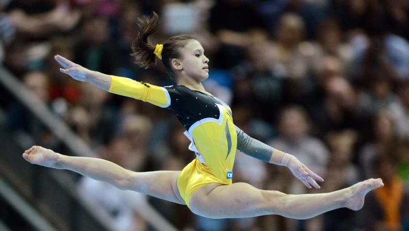 Diana Bulimar s-a lăsat fotografiată în costum de baie. Cum arată fosta gimnastă când renunță la echipamentul sportiv