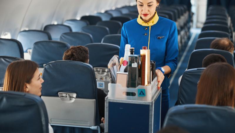 Ce salariu are o stewardesă din România. Suma lunară pe care o primește un însoțitor de zbor nu e deloc mică
