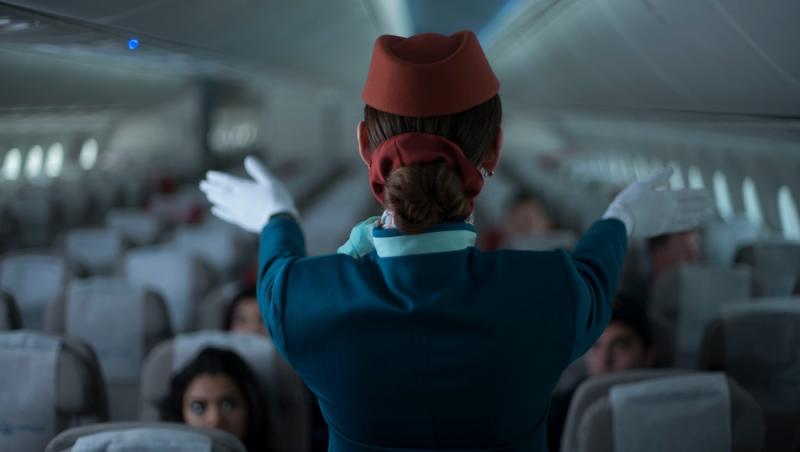 Ce salariu are o stewardesă din România. Suma lunară pe care o primește un însoțitor de zbor nu e deloc mică