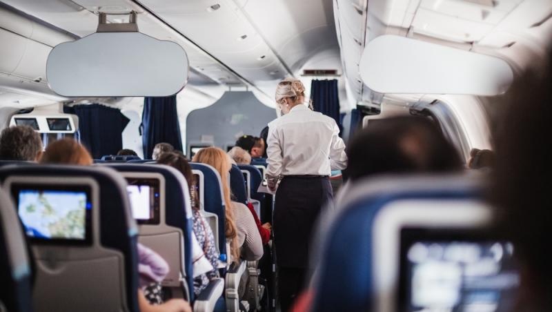 Ce salariu are o stewardesă din România. Suma lunară pe care o primește un însoțitor de zbor nu e deloc mică