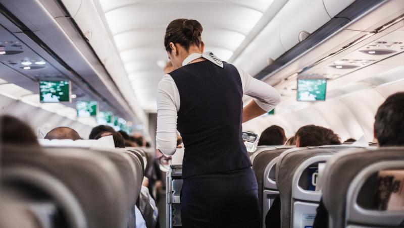 Ce salariu are o stewardesă din România. Suma lunară pe care o primește un însoțitor de zbor nu e deloc mică
