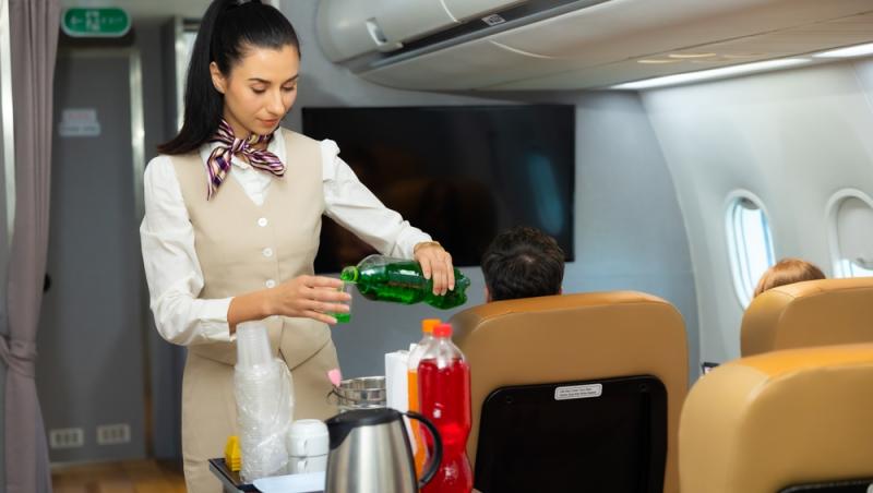 Ce salariu are o stewardesă din România. Suma lunară pe care o primește un însoțitor de zbor nu e deloc mică