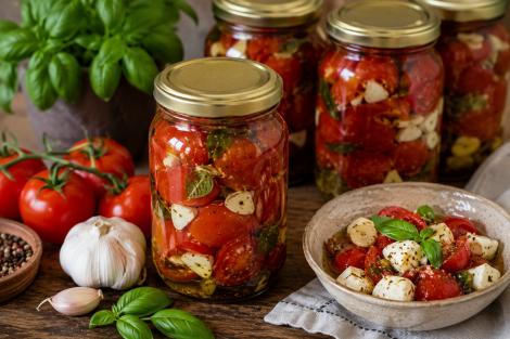 Roșii marinate cu mozzarella și busuioc la borcan &ndash; rețetă pentru frigider, gata &icirc;n 24 de ore