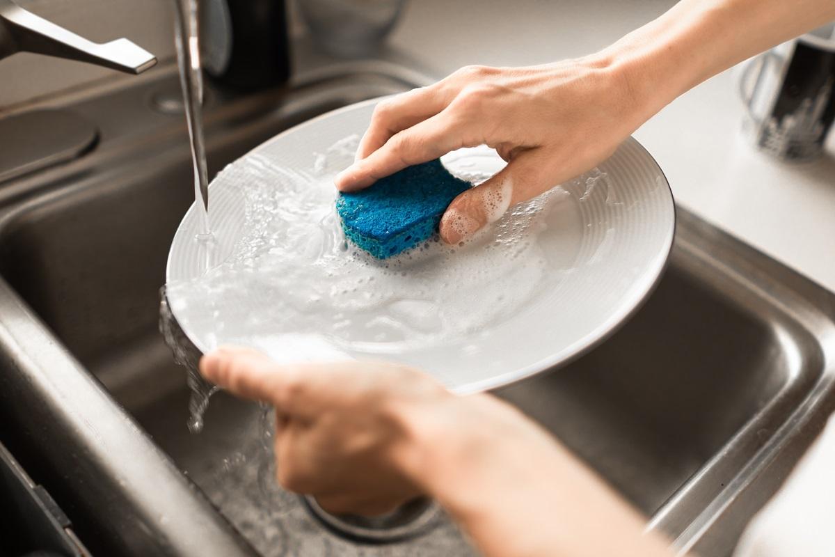 Pericolul ascuns din buretele de vase care te poate &icirc;mbolnăvi. C&acirc;nd trebuie &icirc;nlocuit