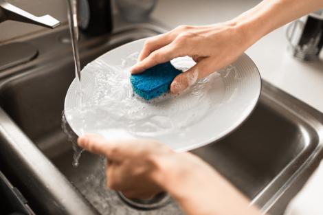 Pericolul ascuns din buretele de vase care te poate &icirc;mbolnăvi. C&acirc;nd trebuie &icirc;nlocuit