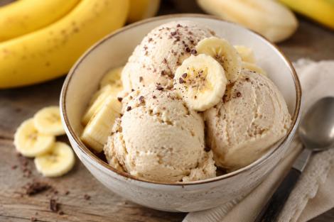 &Icirc;nghețată de banane preparată &icirc;n casă &ndash; desert răcoros cu gust intens de fructe