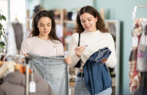 Blugii care par pătați au cucerit tinerii. C&acirc;t costă perechea v&acirc;ndută de un brand rom&acirc;nesc
