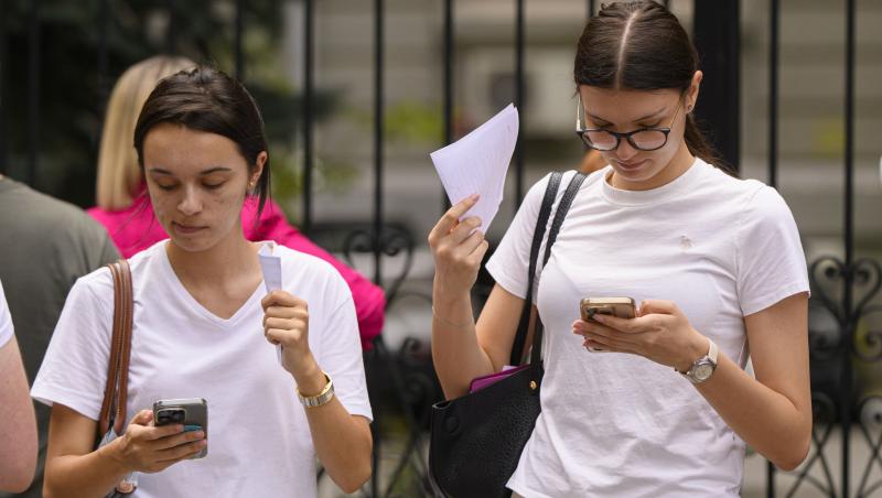 imagine cu elevi la examenul de bacalaureat