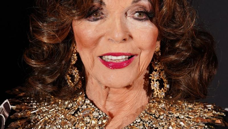 Are 93 de ani, dar arată demențial în costum de baie! Cum a pozat diva la vila ei din Saint-Tropez