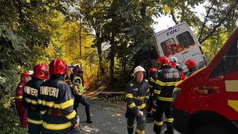 Accident rutier grav &icirc;n C&acirc;mpulung. Microbuzul echipei Dinamo 2 s-a izbit de un copac și un membru al staffului a murit