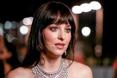 O altă actriță o joacă pe Marilyn Monroe. Dakota Johnson și-a deschis părul cu 50 de nuanțe pentru cel mai nou rol