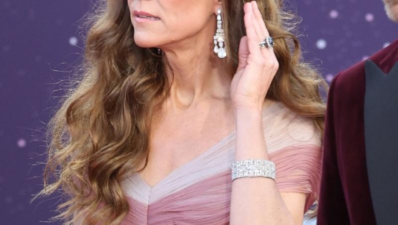 Kate Middleton, așa cum nu a mai fost văzută până acum! Imagini rare cu Prințesa în pantaloni scurți de drumeție și șapcă pe cap