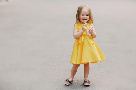 (P) Cum asortezi sandalele pentru fetițe cu rochii de vară? 7 sfaturi de styling