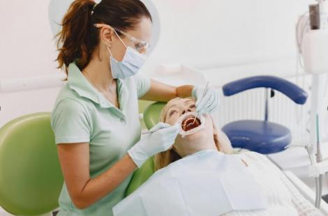 (P) Implant dentar sau punte? Ce diferențe contează atunci c&acirc;nd &icirc;ți lipsește un dinte
