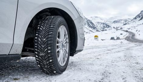 (P) Anvelopele de iarnă nu se montează după calendar: ce spune de fapt legea &icirc;n Rom&acirc;nia