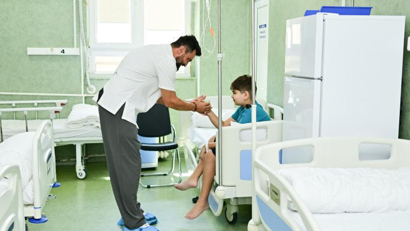 Chef Orlando Zaharia a gătit pentru copiii de la Spitalul de Pediatrie din Ploiești