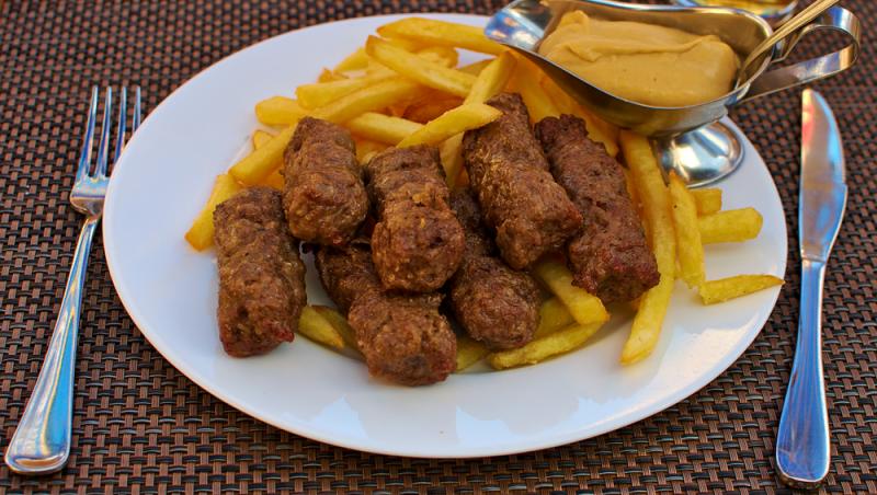 Cât a plătit un turist pentru o porție de mici cu cartofi prăjiți pe o faleză din Saturn. Poza cu bonul fiscal i-a uimit pe toți
