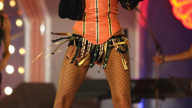 Anna Lesko, pictorial incendiar într-un costum de baie prea mic pentru formele voluptoase. Cum a pozat în fața camerei
