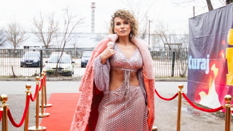 Anna Lesko, pictorial incendiar într-un costum de baie prea mic pentru formele voluptoase. Cum a pozat în fața camerei